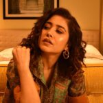 Shweta Tripathi Instagram – Let the good times rollll✨

📸: @nuclearpasta42
Stylist: @purplerhapsody
MUA: @nisha.karna 
Hair: @foram_gotecha 
Style team: @monica_nim 

Wearing: @refash_ @reke.nekt @refash_ @Inaya_accessories @the_loom_art @londonrag_in 

#SunainaSays #EscaypeLive #HotstarSpecials @one_life_studios_official @disneyplushotstar 
#SustainableSundari