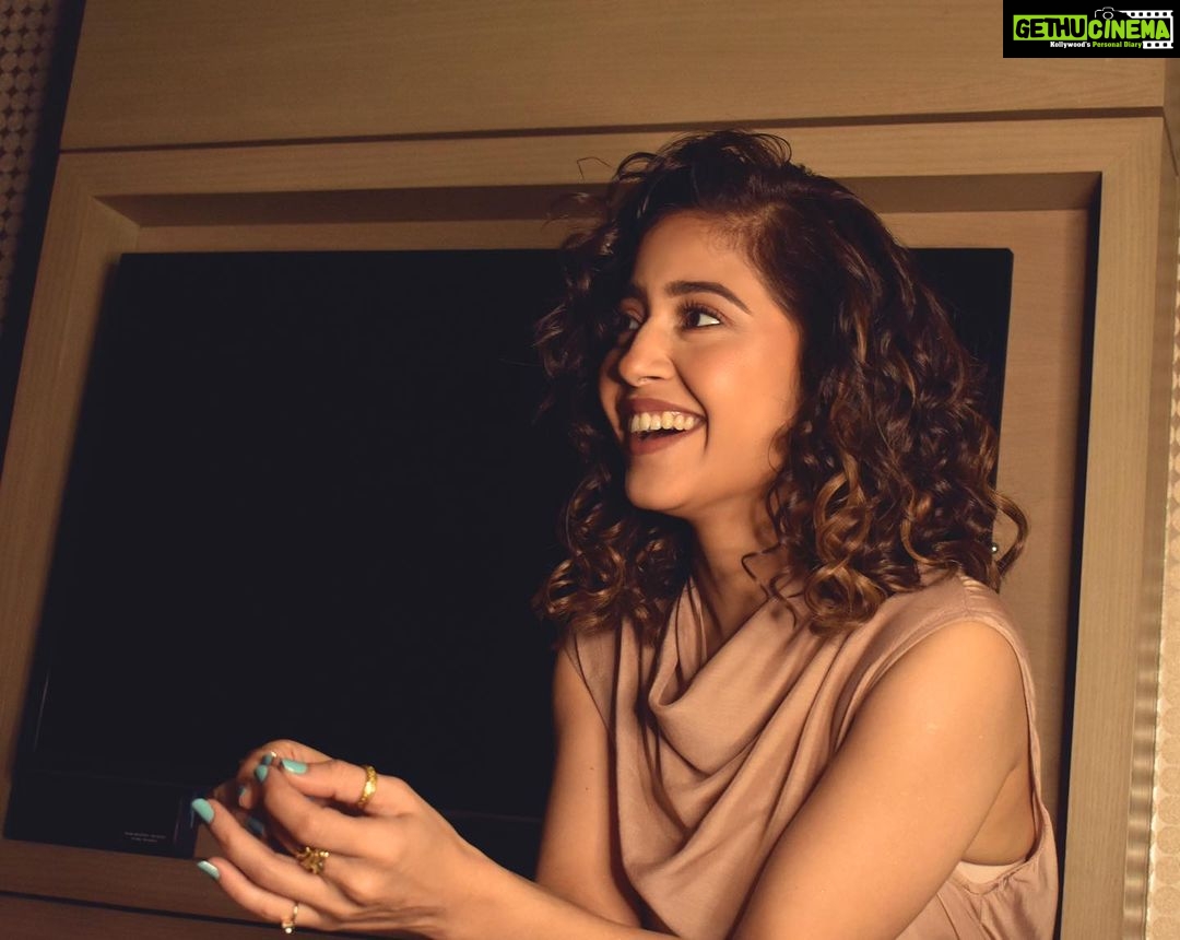 Shweta Tripathi Instagram - Let the good times rollll✨ 📸: @nuclearpasta42 Stylist: @purplerhapsody MUA: @nisha.karna Hair: @foram_gotecha Style team: @monica_nim Wearing: @refash_ @reke.nekt @Inaya_accessories @the_loom_art #SunainaSays #EscaypeLive #HotstarSpecials @one_life_studios_official @disneyplushotstar #BattataStyleFiles