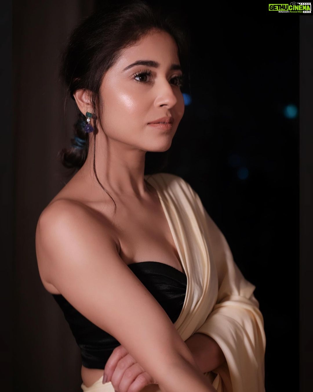 Shweta Tripathi Instagram - π€π€π @primevideoin Wearing : @arokaofficial @anmoljewellers Stylist: @purplerhapsody Style team : @monica_nim Hair : @foram_gotecha Makeup : @nisha.karna Photographer : @harshjanii #SeeWhereItTakesYou #PrimeVideoPresentsIndia #BattataStyleFiles