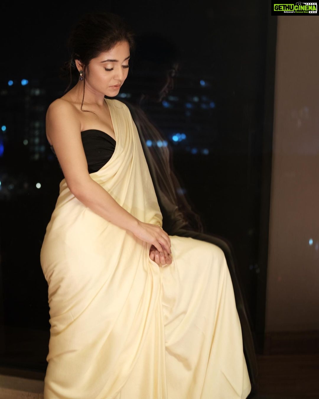 Shweta Tripathi Instagram - π€π€π @primevideoin Wearing : @arokaofficial @anmoljewellers Stylist: @purplerhapsody Style team : @monica_nim Hair : @foram_gotecha Makeup : @nisha.karna Photographer : @harshjanii #SeeWhereItTakesYou #PrimeVideoPresentsIndia #BattataStyleFiles