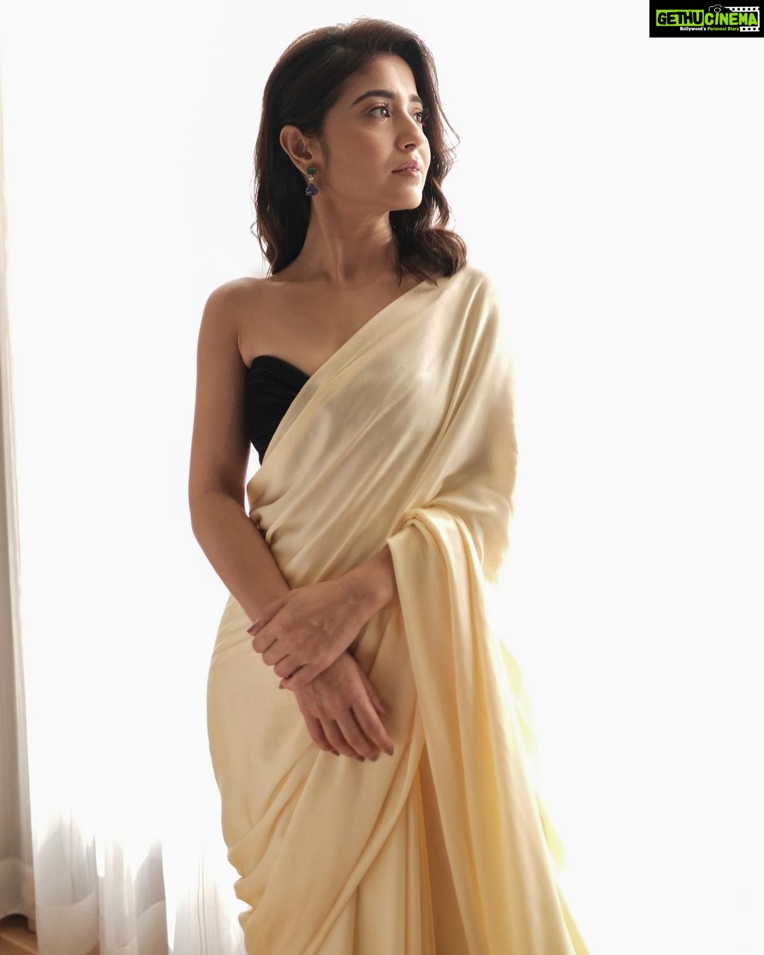 Shweta Tripathi Instagram - π€π€π @primevideoin Wearing : @arokaofficial @anmoljewellers Stylist: @purplerhapsody Style team : @monica_nim Hair : @foram_gotecha Makeup : @nisha.karna Photographer : @harshjanii #SeeWhereItTakesYou #PrimeVideoPresentsIndia #BattataStyleFiles