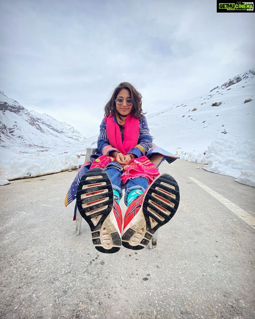 Shweta Tripathi Instagram - Thank you 2022 for being all things 🥰🤩🤪Biiiiiiig 🤗to all my cutest family & friends, best cast & crew, who made sure I was :)) throughout it all. 🙏🏼✨for a healthier (mentally + physically) 💪🏼🧠 and happier year for all of us!! 🌻🎈 📸 @_slowcheeta_ 🐆 #ByeBye22 #SustainableSundari #23ApnaHai #HakunaBattata Himachal Pradesh