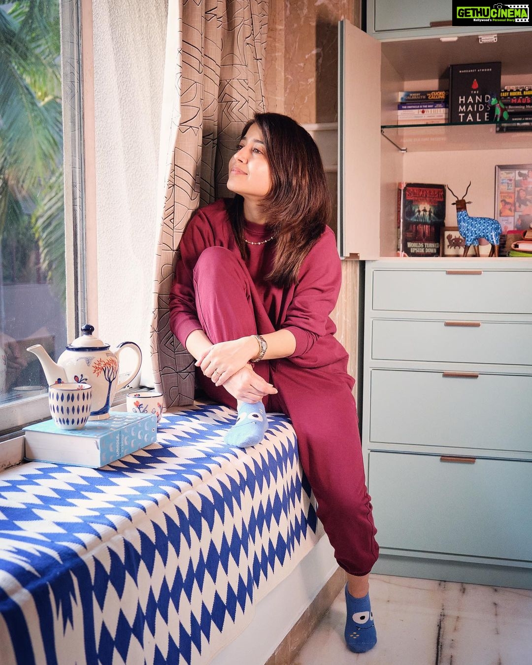 Shweta Tripathi Instagram - “Keep only those things that speak to your heart” bola @mariekondo didi ne and humne follow karna start kiya. I wanted to add a little ✨ to one of our corners and ended up doing the entire room 🙃 andddd I couldn’t be happier! @freedomtreehome sprinkled 🥰🤩🥳 all over 💚 (love their quality and designs) and @orchestratedchambers made it all fall into place! Surround yourself with joy and you’ll find a happier you 🌻 #MyHappyCorner #FreedomTree #FTTribe #HomeDecor