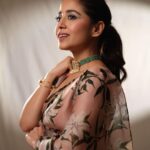 Shweta Tripathi Instagram – Palat? 🌝

📸 @sohillalani_ 
Wearing @printsbyradhika @ethnicandaz @mortantra 
Styled by @taniafadte 
MUA @nisha.karna 
Hair @mehvish.majithia 

#SareeLove #YKKA #Promotions #Netflix