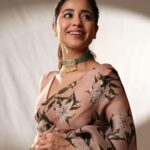 Shweta Tripathi Instagram – Palat? 🌝

📸 @sohillalani_ 
Wearing @printsbyradhika @ethnicandaz @mortantra 
Styled by @taniafadte 
MUA @nisha.karna 
Hair @mehvish.majithia 

#SareeLove #YKKA #Promotions #Netflix