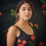 Shweta Tripathi Instagram – Yeh kaali kaali jacket 🌹✨

Tururu turu..

Concept and illustrations: @priyamittal23 @yam.india 
Image courtesy: @_boragraphy
Hair and Makeup : @nottthatbasic