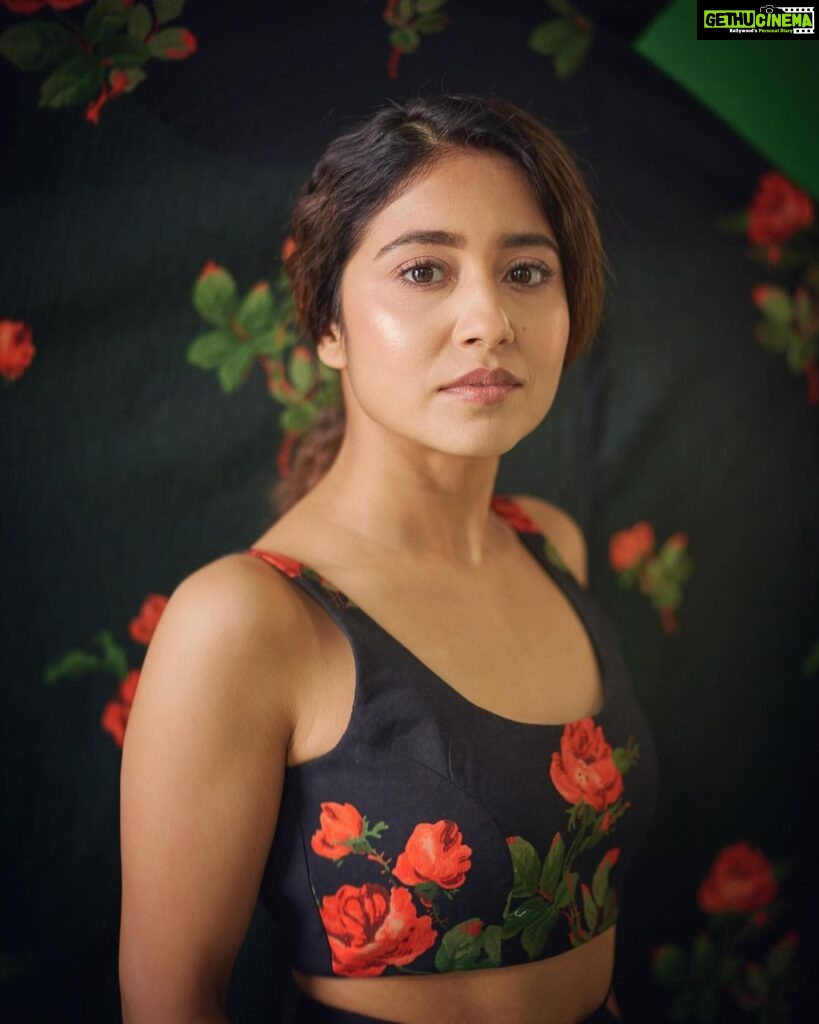 Shweta Tripathi Instagram - Yeh kaali kaali jacket 🌹✨ Tururu turu.. Concept and illustrations: @priyamittal23 @yam.india Image courtesy: @_boragraphy Hair and Makeup : @nottthatbasic