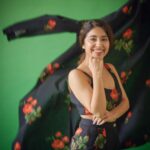 Shweta Tripathi Instagram – Yeh kaali kaali jacket 🌹✨

Tururu turu..

Concept and illustrations: @priyamittal23 @yam.india 
Image courtesy: @_boragraphy
Hair and Makeup : @nottthatbasic