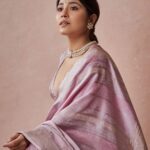 Shweta Tripathi Instagram - Shakarkandi✨ Wearing: @shantibanaras Jewellery: my mother in law’s Styled by @who_wore_what_when Beauty: @nisha.karna Mane: @akshataa.mani 📸 @thefirstclik Beauty assisted by @shreyasisinhaa #SustainableSundari