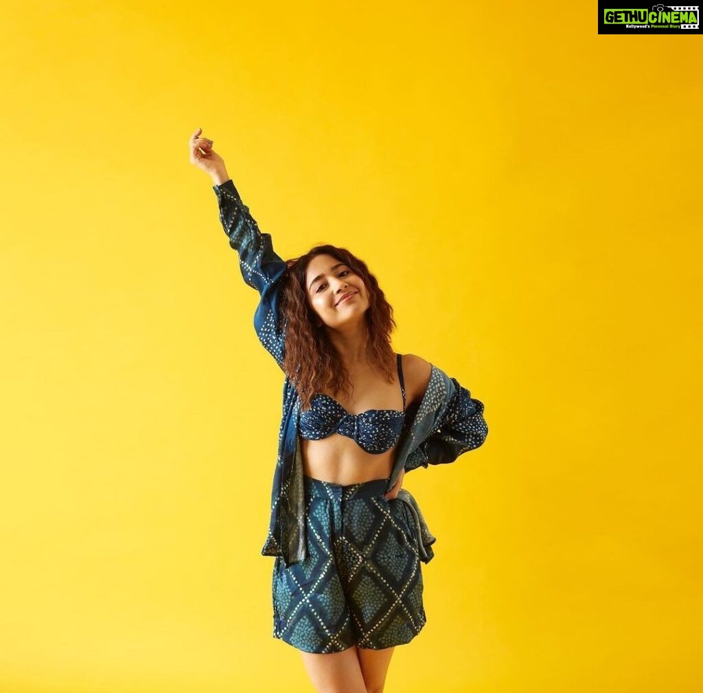 Shweta Tripathi Instagram - If you are happy and you know it, raise your hand!! Up upppp! 🙋🏽‍♀️🙋🏾‍♂️🙋🏾 Thank you 21 and hello 22!!✨ Concept and illustrations: @priyamittal23 @yam.india Image courtesy: @_boragraphy Hair and Makeup : @nottthatbasic