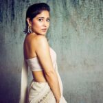Shweta Tripathi Instagram - Feeling ✨ because it’s FilmFare night! Wearing: @malaandkinnaryofficial @isharya @aprajitatoorofficial 📸 @kopp_foto Styled by @purplerhapsody MUA @krisann.figueiredo.mua Hair @foram_gotecha Style team @monica_nim Assisted by @makeupbyvirja #BattataStyleFiles #DanubePropertiesFilmfareOTTAwards2022 #YKKA #EscaypeLive