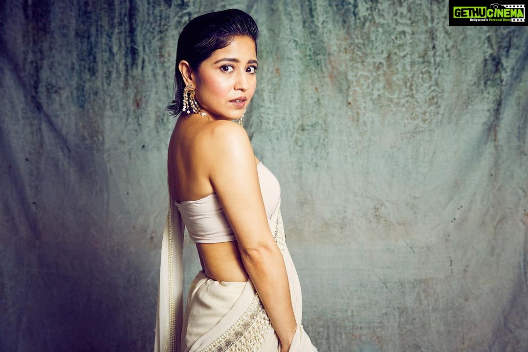 Shweta Tripathi Instagram - Feeling ✨ because it’s FilmFare night! Wearing: @malaandkinnaryofficial @isharya @aprajitatoorofficial 📸 @kopp_foto Styled by @purplerhapsody MUA @krisann.figueiredo.mua Hair @foram_gotecha Style team @monica_nim Assisted by @makeupbyvirja #BattataStyleFiles #DanubePropertiesFilmfareOTTAwards2022 #YKKA #EscaypeLive