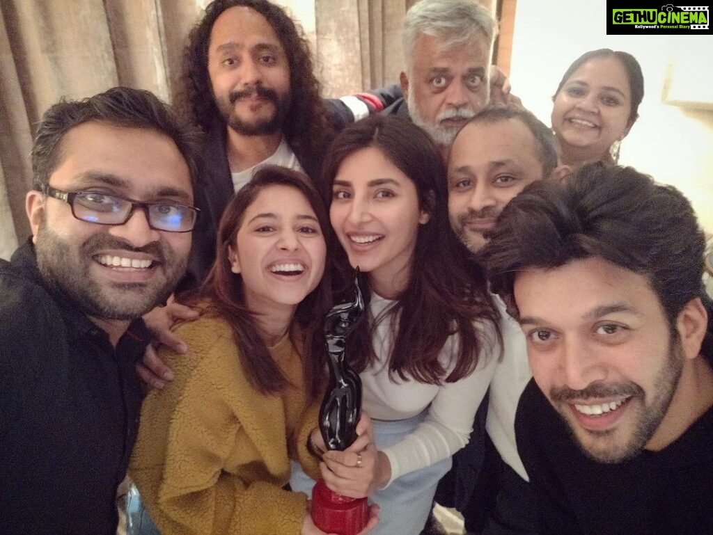 Shweta Tripathi Instagram - Standing with The Black Lady in our hands, Smiles on our faces, And the creators of the most popular and now critically acclaimed- Mirzapur! 💥💥💥 #MirzapurS2 wins the award for Best Series, Critics at Filmfare OTT Awards 2021 🥇 @filmfare @excelmovies @primevideoin