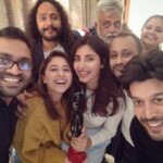 Shweta Tripathi Instagram - Standing with The Black Lady in our hands, Smiles on our faces, And the creators of the most popular and now critically acclaimed- Mirzapur! 💥💥💥 #MirzapurS2 wins the award for Best Series, Critics at Filmfare OTT Awards 2021 🥇 @filmfare @excelmovies @primevideoin