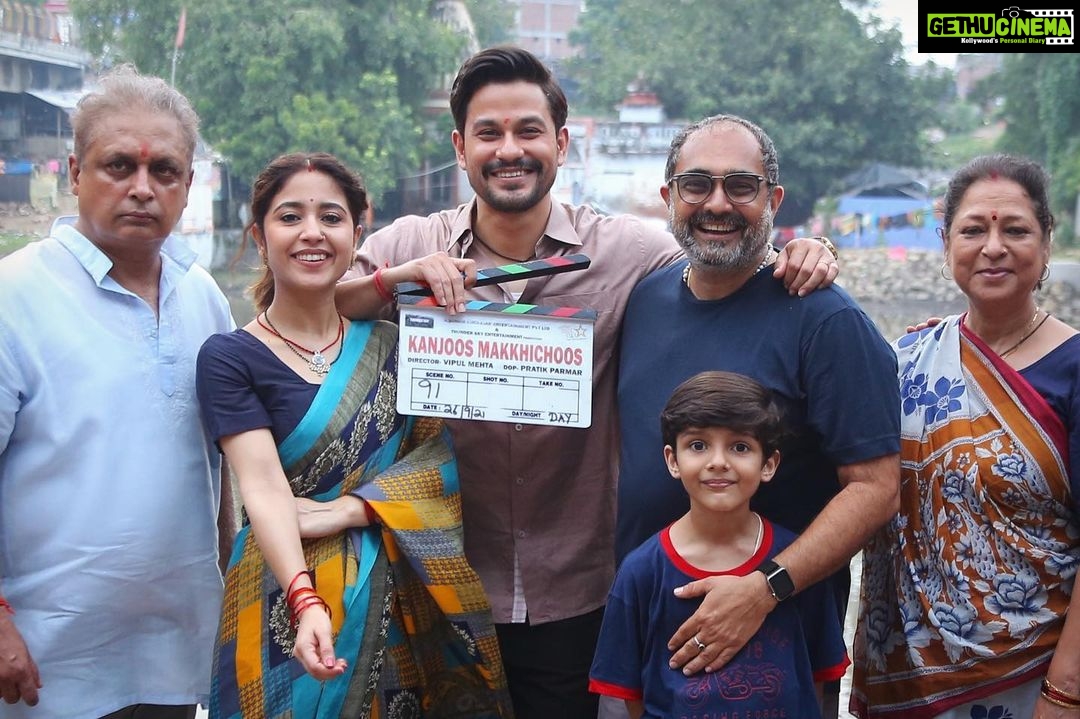 Shweta Tripathi Instagram - It’s a wrap for KANJOOS MAKKHICHOOS! Heart felt full and smiles were a constant. Learnt a lot, felt a lot, laughed a lot 🧡 Missing the Pandey family already 🥺🥰 can’t wait for you to meet them! Soon soon soon!!✨ #KanjoosMakkhichoos #ArreMoriMaiya 🥳🎥🎬