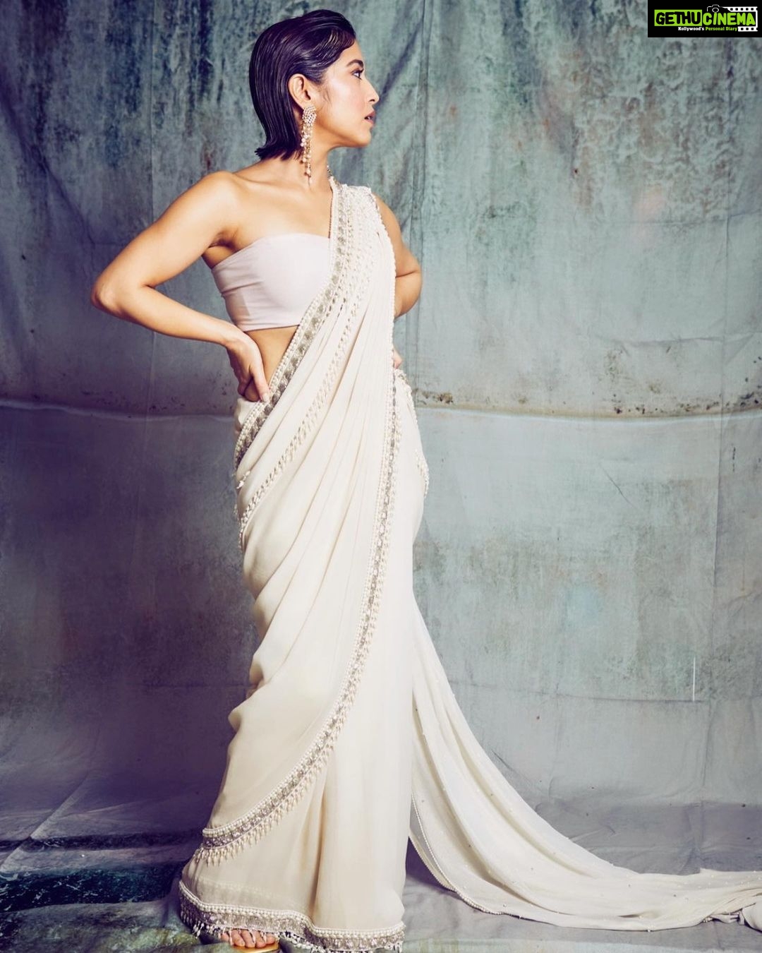 Shweta Tripathi Instagram - Feeling ✨ because it’s FilmFare night! Wearing: @malaandkinnaryofficial @isharya @aprajitatoorofficial 📸 @kopp_foto Styled by @purplerhapsody MUA @krisann.figueiredo.mua Hair @foram_gotecha Style team @monica_nim Assisted by @makeupbyvirja #BattataStyleFiles #DanubePropertiesFilmfareOTTAwards2022 #YKKA #EscaypeLive