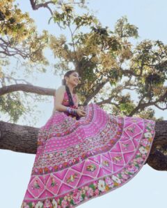 Shweta Tripathi Instagram - Gulabi 🌸

U N V E I L I N G
𝐉𝐡𝐨𝐨𝐥𝐞𝐲 • झूले • ਝੂਲੇ

Swinging through a lifetime

Story, concept & direction @toraniofficial 
Image courtesy @vanshvirmani
Styling and image design @jahnvibansal
Assistant director @asmipradeep
Hair and make up @diva_rose21
