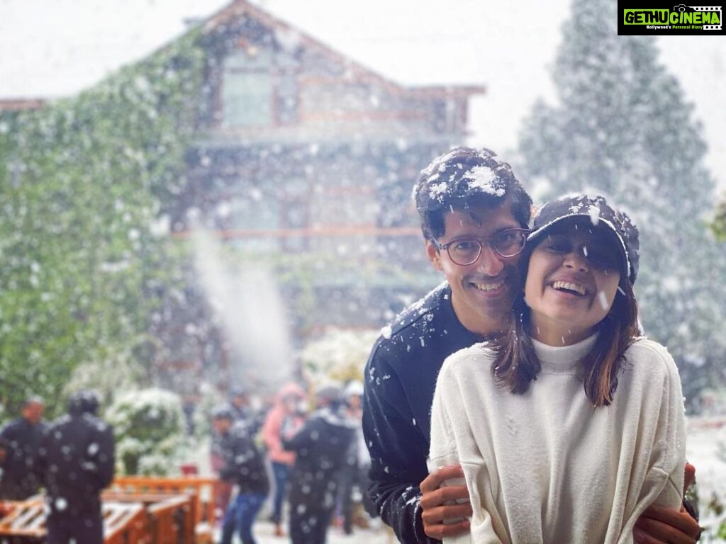 Shweta Tripathi Instagram - Hot chocolate, cold hands, Red cheeks, wide smiles, Warmest hearts, coolest people. THE HILLS THE CHILLS! 🏔 GETS BETTER EVERYTIME. A big thank you to @sidharth_sengupta for being our Santa in April! 😍 PS - @battatawada has to be the most cuddle-able human being in the world! Pc- @muralikdop Captioned copied from my go to caption writer @_slowcheeta_ 🙃 Thought will edit the Battatwada line but it’s true 🤪