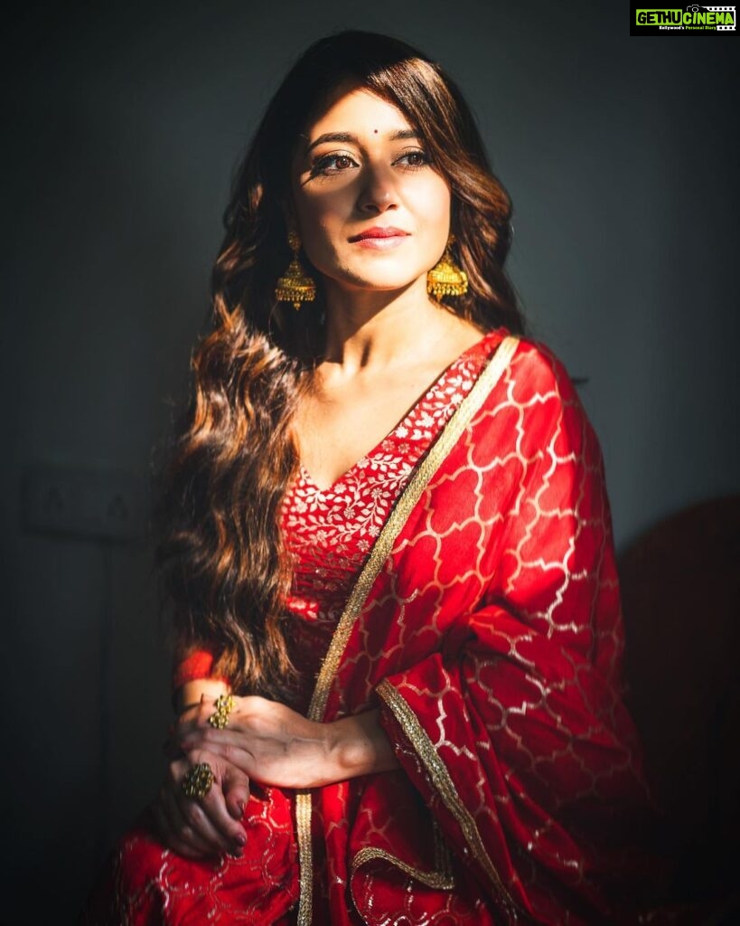 Shweta Tripathi Instagram - Lal bindi mein main.. Styled by @taniafadte MUA @nisha.karna Hair @mehvish.majithia 📸 @unreel_ank