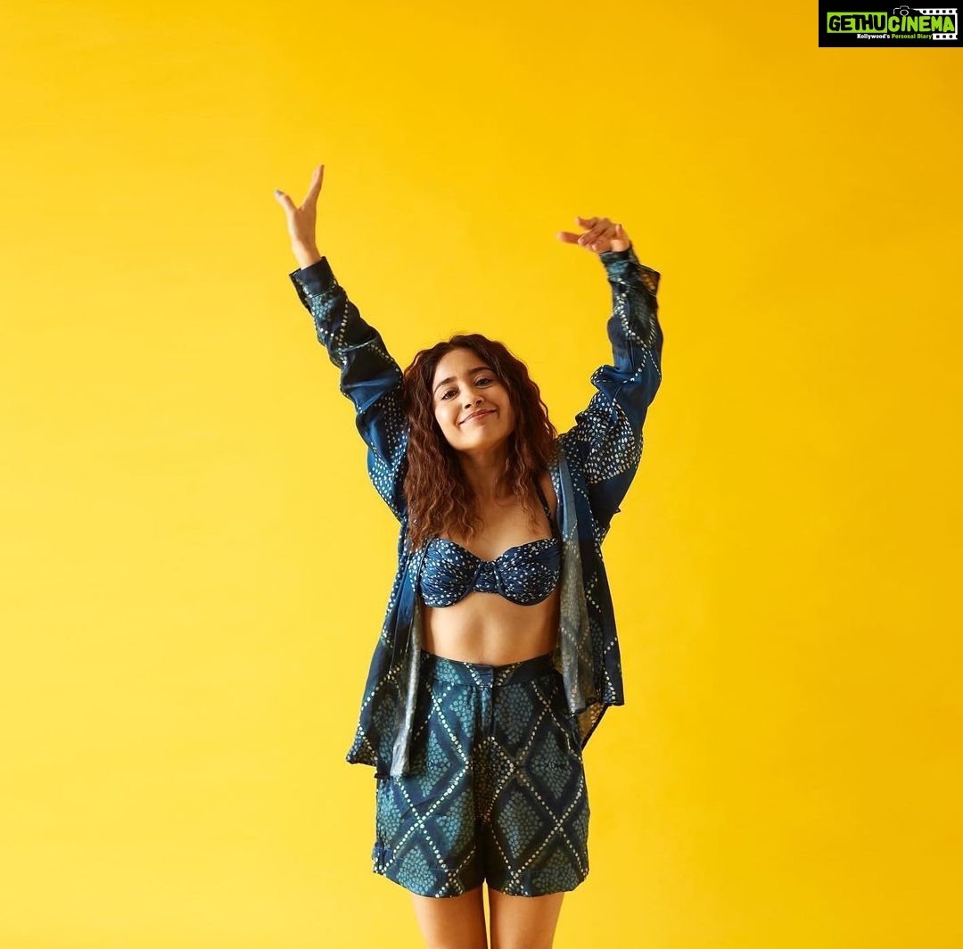 Shweta Tripathi Instagram - If you are happy and you know it, raise your hand!! Up upppp! 🙋🏽♀️🙋🏾♂️🙋🏾 Thank you 21 and hello 22!!✨ Concept and illustrations: @priyamittal23 @yam.india Image courtesy: @_boragraphy Hair and Makeup : @nottthatbasic