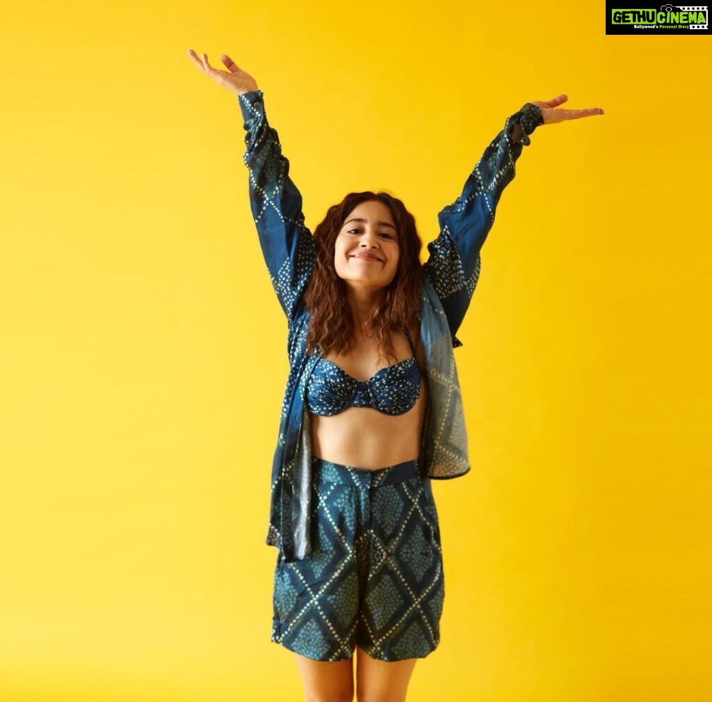 Shweta Tripathi Instagram - If you are happy and you know it, raise your hand!! Up upppp! 🙋🏽‍♀️🙋🏾‍♂️🙋🏾 Thank you 21 and hello 22!!✨ Concept and illustrations: @priyamittal23 @yam.india Image courtesy: @_boragraphy Hair and Makeup : @nottthatbasic