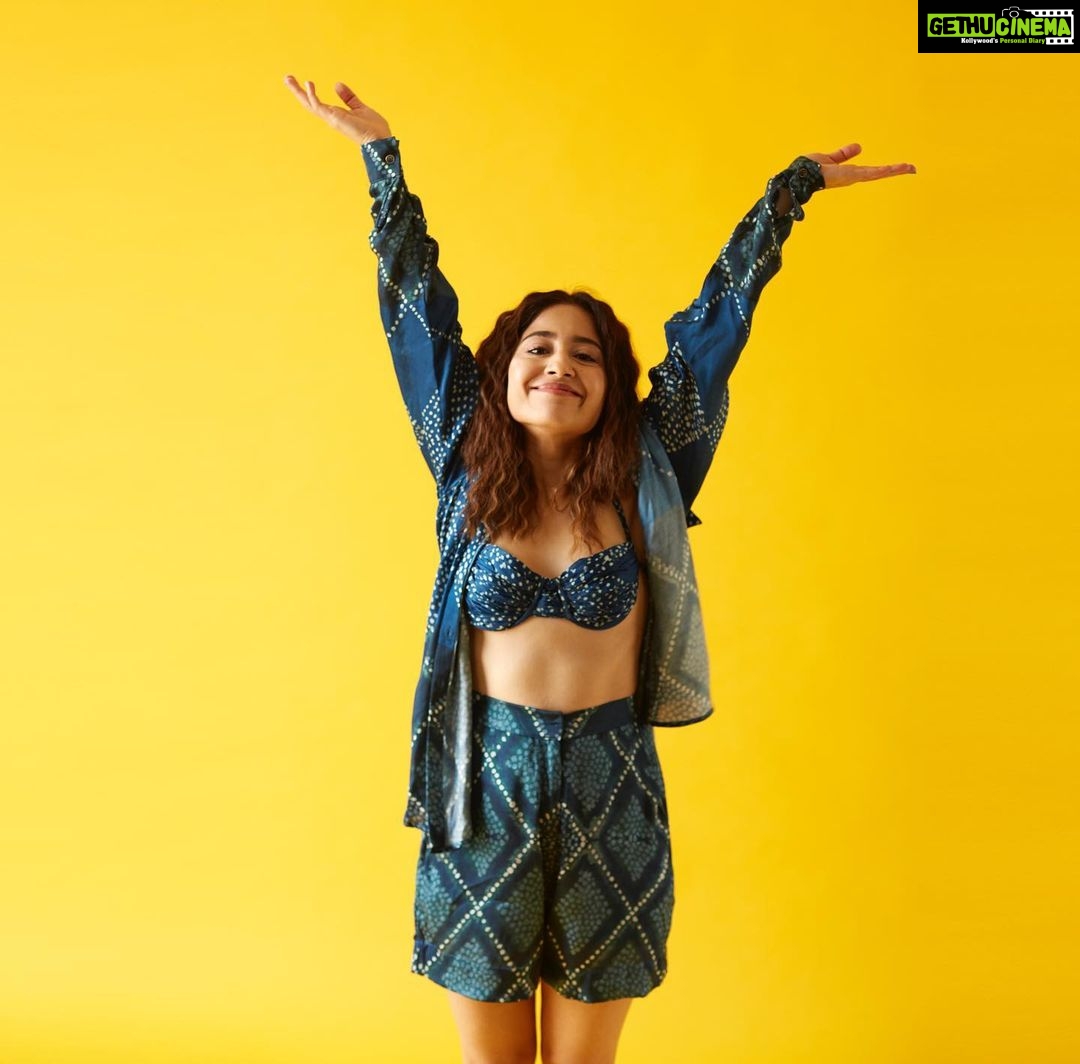 Shweta Tripathi Instagram - If you are happy and you know it, raise your hand!! Up upppp! 🙋🏽♀️🙋🏾♂️🙋🏾 Thank you 21 and hello 22!!✨ Concept and illustrations: @priyamittal23 @yam.india Image courtesy: @_boragraphy Hair and Makeup : @nottthatbasic