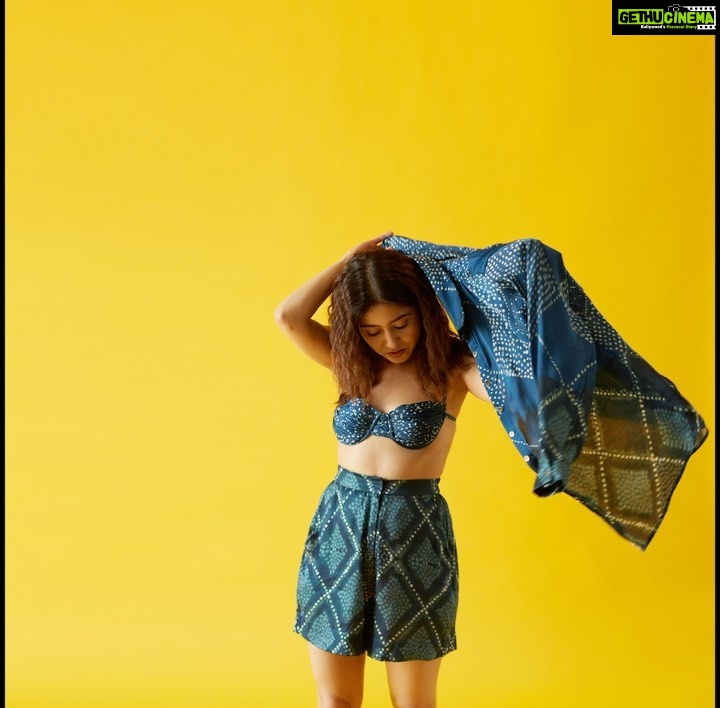 Shweta Tripathi Instagram - If you are happy and you know it, raise your hand!! Up upppp! 🙋🏽♀️🙋🏾♂️🙋🏾 Thank you 21 and hello 22!!✨ Concept and illustrations: @priyamittal23 @yam.india Image courtesy: @_boragraphy Hair and Makeup : @nottthatbasic