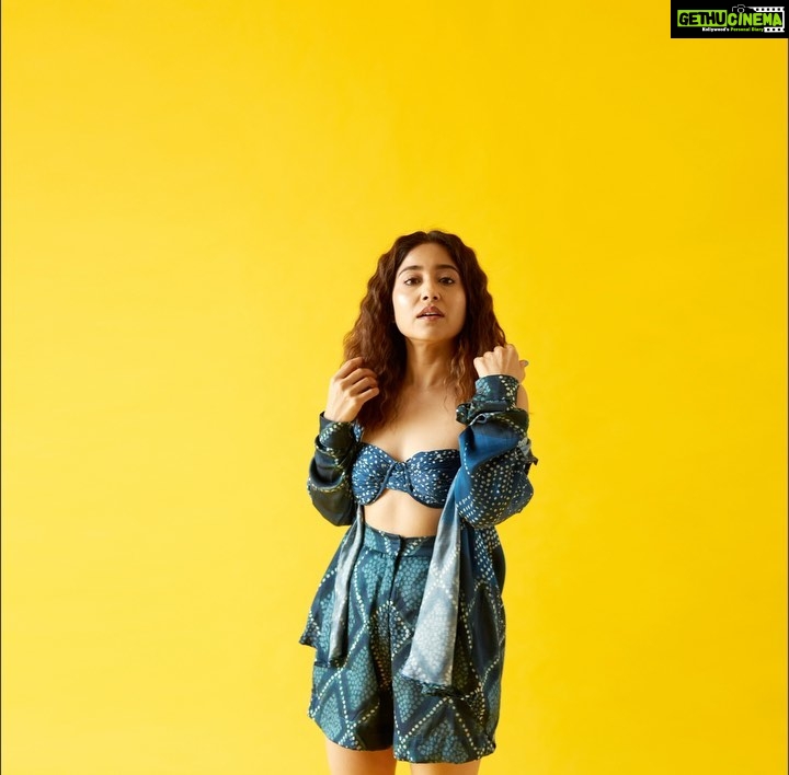 Shweta Tripathi Instagram - If you are happy and you know it, raise your hand!! Up upppp! 🙋🏽♀️🙋🏾♂️🙋🏾 Thank you 21 and hello 22!!✨ Concept and illustrations: @priyamittal23 @yam.india Image courtesy: @_boragraphy Hair and Makeup : @nottthatbasic