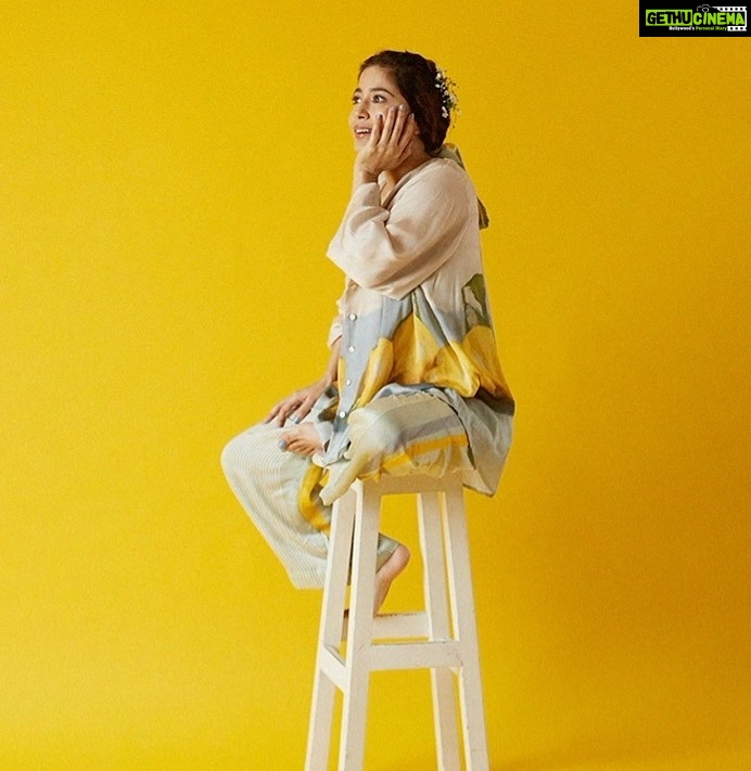 Shweta Tripathi Instagram - How to pose with a stool 101 💁🏽‍♀️✨ Concept and illustrations: @priyamittal23 @yam.india Image courtesy: @_boragraphy Hair and Makeup : @nottthatbasic