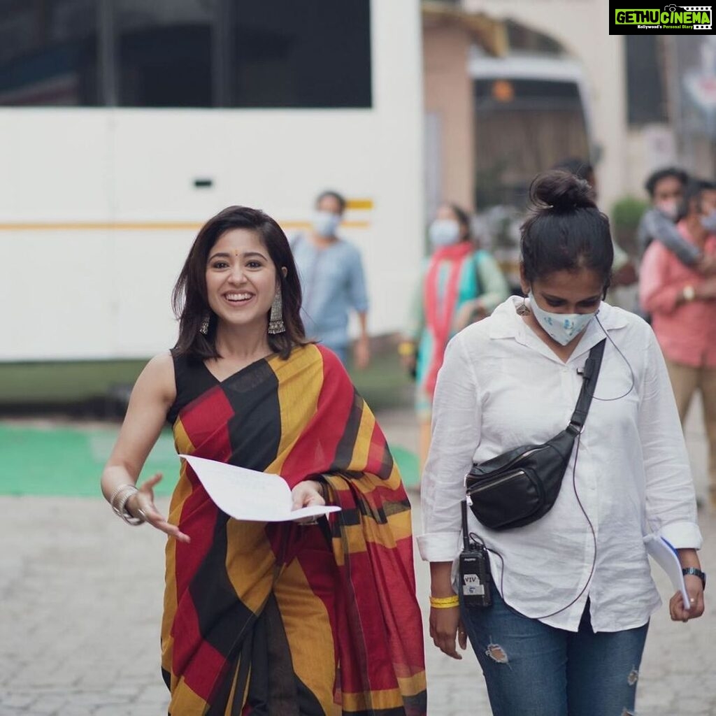 Shweta Tripathi Instagram - Off screen and on screen moods of Dr. Maya Bhasin 🙃🤓 Had lots of reasons to 😊🤣🥰 because of the 💛s involved in this 🎥 Luckily clicked a few photos with some too. Thank you @akvarious for making me a part of Rashmi’s world 🤗🤗 Makeup artist @nisha.karna Hair @mehvish.majithia Costume designer @rohitrchaturvedi #RashmiRocket #RSVP #Zee5