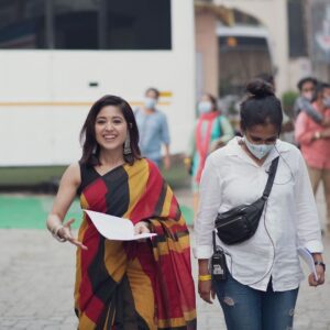 Shweta Tripathi Instagram - Off screen and on screen moods of Dr. Maya Bhasin 🙃🤓

Had lots of reasons to 😊🤣🥰 because of the 💛s involved in this 🎥  Luckily clicked a few photos with some too. 
Thank you @akvarious for making me a part of Rashmi’s world 🤗🤗

Makeup artist @nisha.karna 
Hair @mehvish.majithia 
Costume designer @rohitrchaturvedi 

#RashmiRocket #RSVP #Zee5