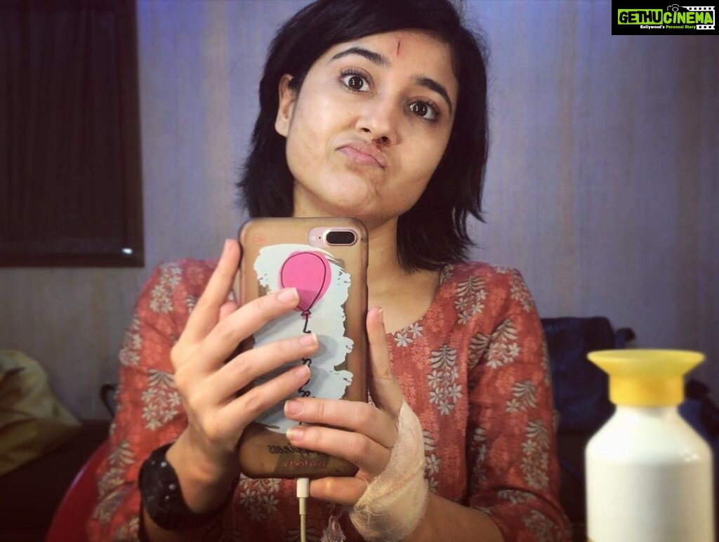Shweta Tripathi Instagram - 1 year to MS2! Jitney on screen reasons थे to 😢😭😡 utney hi off screen reasons थे to 🤣☺️🤪 Only ☹️ was that the season was coming to an end. Thank you to each one of you- the actors, the crew, the fans who made it the bhaukal that it is💥 These characters are special and will always live with us. Gajgamini aur Hamari dono ki taraf se bahut bahut 🙏🏼💛✨ #Mirzapur #BTS