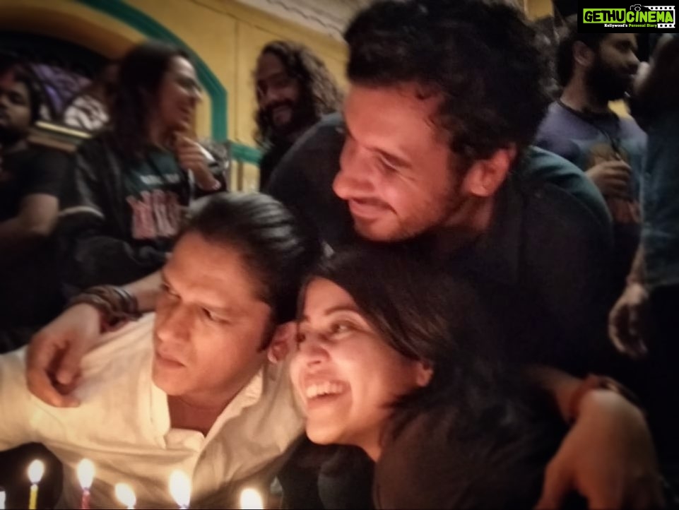 Shweta Tripathi Instagram - 1 year to MS2! Jitney on screen reasons थे to 😢😭😡 utney hi off screen reasons थे to 🤣☺️🤪 Only ☹️ was that the season was coming to an end. Thank you to each one of you- the actors, the crew, the fans who made it the bhaukal that it is💥 These characters are special and will always live with us. Gajgamini aur Hamari dono ki taraf se bahut bahut 🙏🏼💛✨ #Mirzapur #BTS