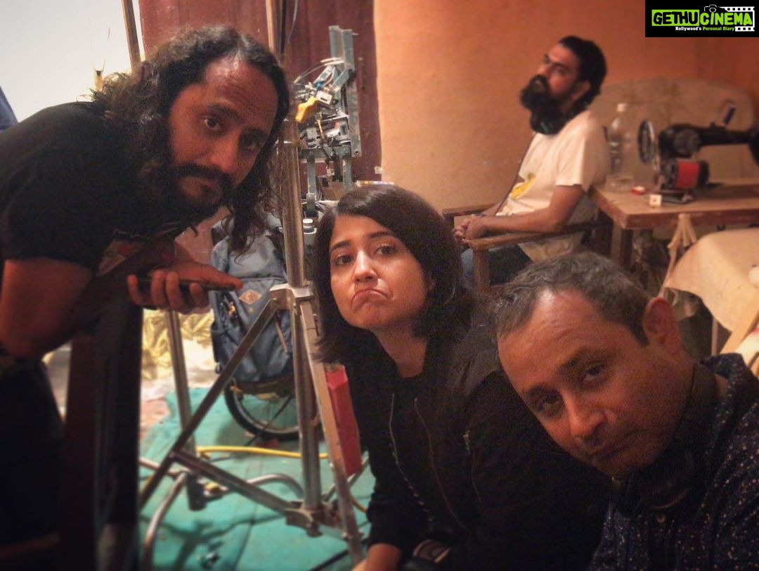 Shweta Tripathi Instagram - 1 year to MS2! Jitney on screen reasons थे to 😢😭😡 utney hi off screen reasons थे to 🤣☺️🤪 Only ☹️ was that the season was coming to an end. Thank you to each one of you- the actors, the crew, the fans who made it the bhaukal that it is💥 These characters are special and will always live with us. Gajgamini aur Hamari dono ki taraf se bahut bahut 🙏🏼💛✨ #Mirzapur #BTS