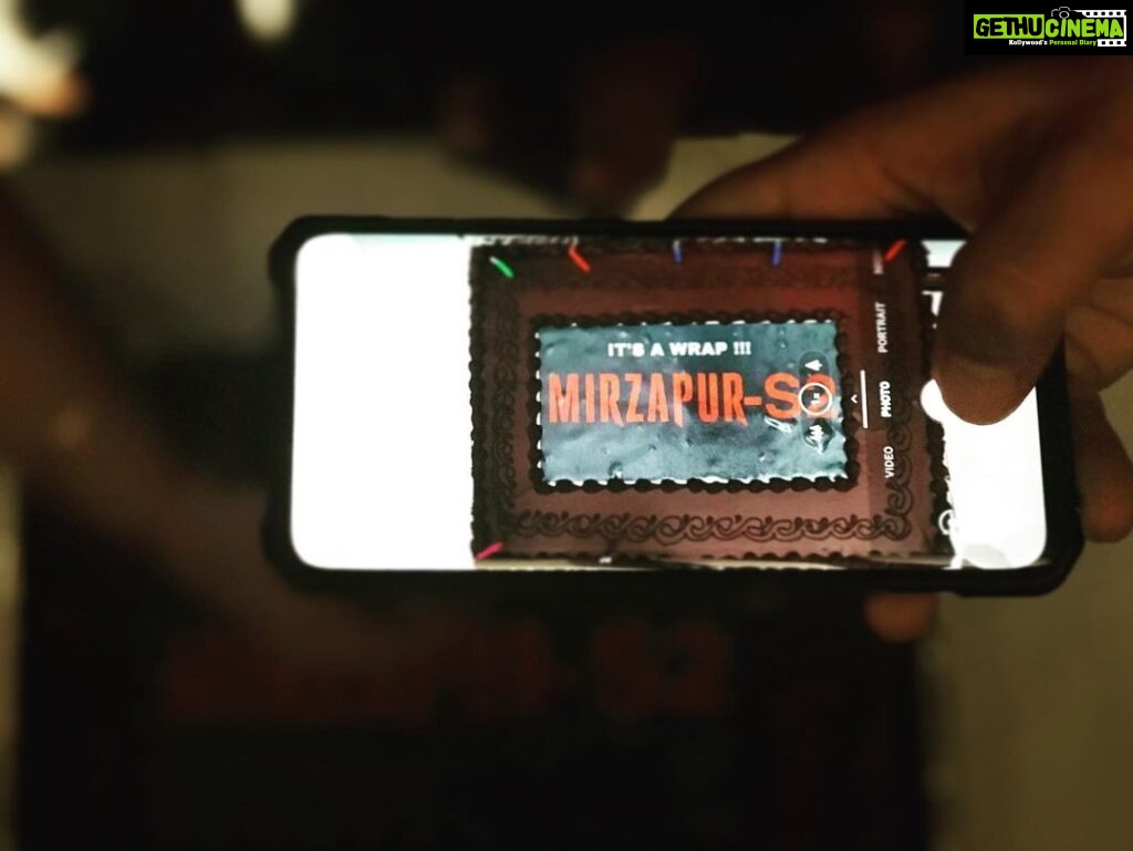 Shweta Tripathi Instagram - 1 year to MS2! Jitney on screen reasons थे to 😢😭😡 utney hi off screen reasons थे to 🤣☺️🤪 Only ☹️ was that the season was coming to an end. Thank you to each one of you- the actors, the crew, the fans who made it the bhaukal that it is💥 These characters are special and will always live with us. Gajgamini aur Hamari dono ki taraf se bahut bahut 🙏🏼💛✨ #Mirzapur #BTS