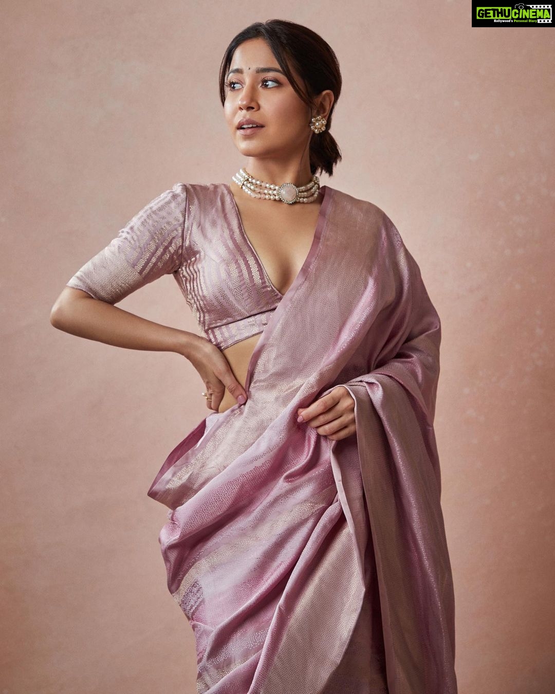 Shweta Tripathi Instagram - Shakarkandi✨ Wearing: @shantibanaras Jewellery: my mother in law’s Styled by @who_wore_what_when Beauty: @nisha.karna Mane: @akshataa.mani 📸 @thefirstclik Beauty assisted by @shreyasisinhaa #SustainableSundari