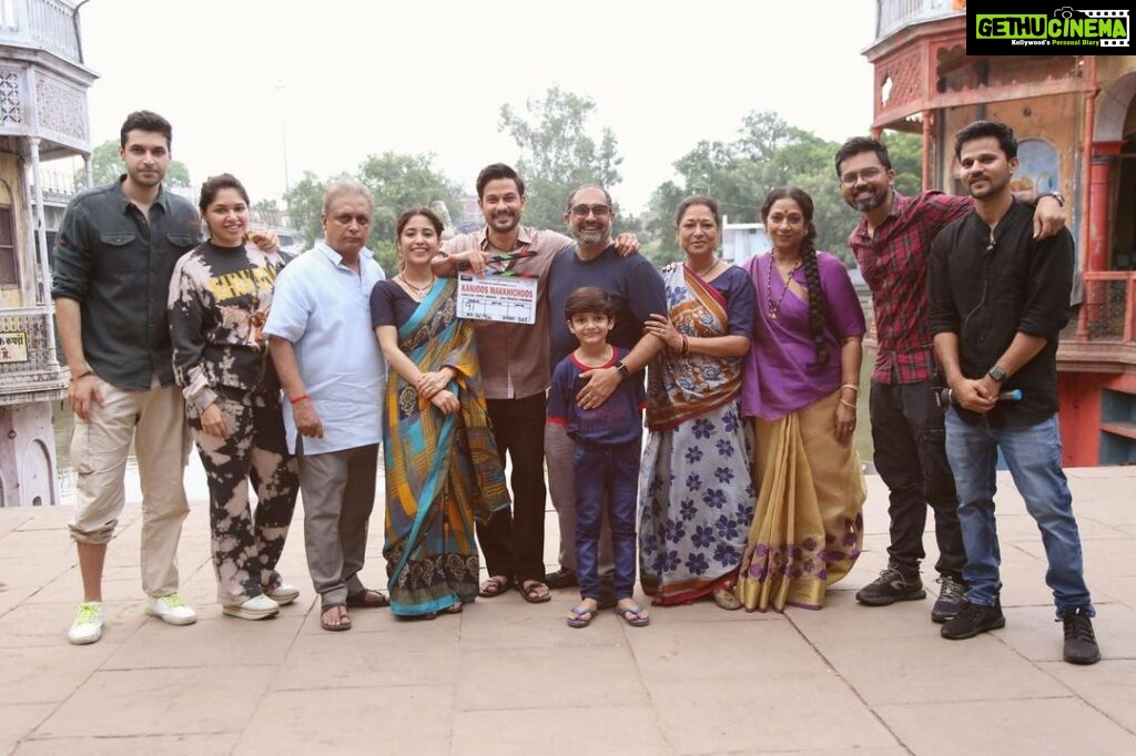 Shweta Tripathi Instagram - It’s a wrap for KANJOOS MAKKHICHOOS! Heart felt full and smiles were a constant. Learnt a lot, felt a lot, laughed a lot 🧡 Missing the Pandey family already 🥺🥰 can’t wait for you to meet them! Soon soon soon!!✨ #KanjoosMakkhichoos #ArreMoriMaiya 🥳🎥🎬