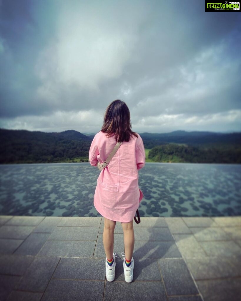 Shweta Tripathi Instagram - Pinky sending out some 💖 vibes for the week✨ 📸 @_slowcheeta_ Coorg Madikeri