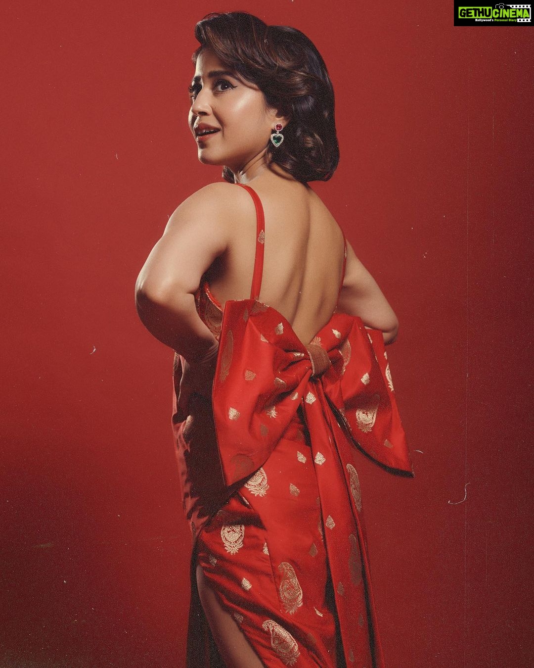 Shweta Tripathi Instagram - Mercury RETRO. That's where I put the full stop 🛑 📸 @anurag_kabburphotography Outfit: Conceptualised and designed by @purplerhapsody with assistance from @monica_nim Repurposed Benarasi Silk fabric sourced from @shriyasinghi.co Beauty @krisann.figueiredo.mua Mane @makeupbyvirja #SustainableSundari #SustainabilityAwards #ConsciousFashion