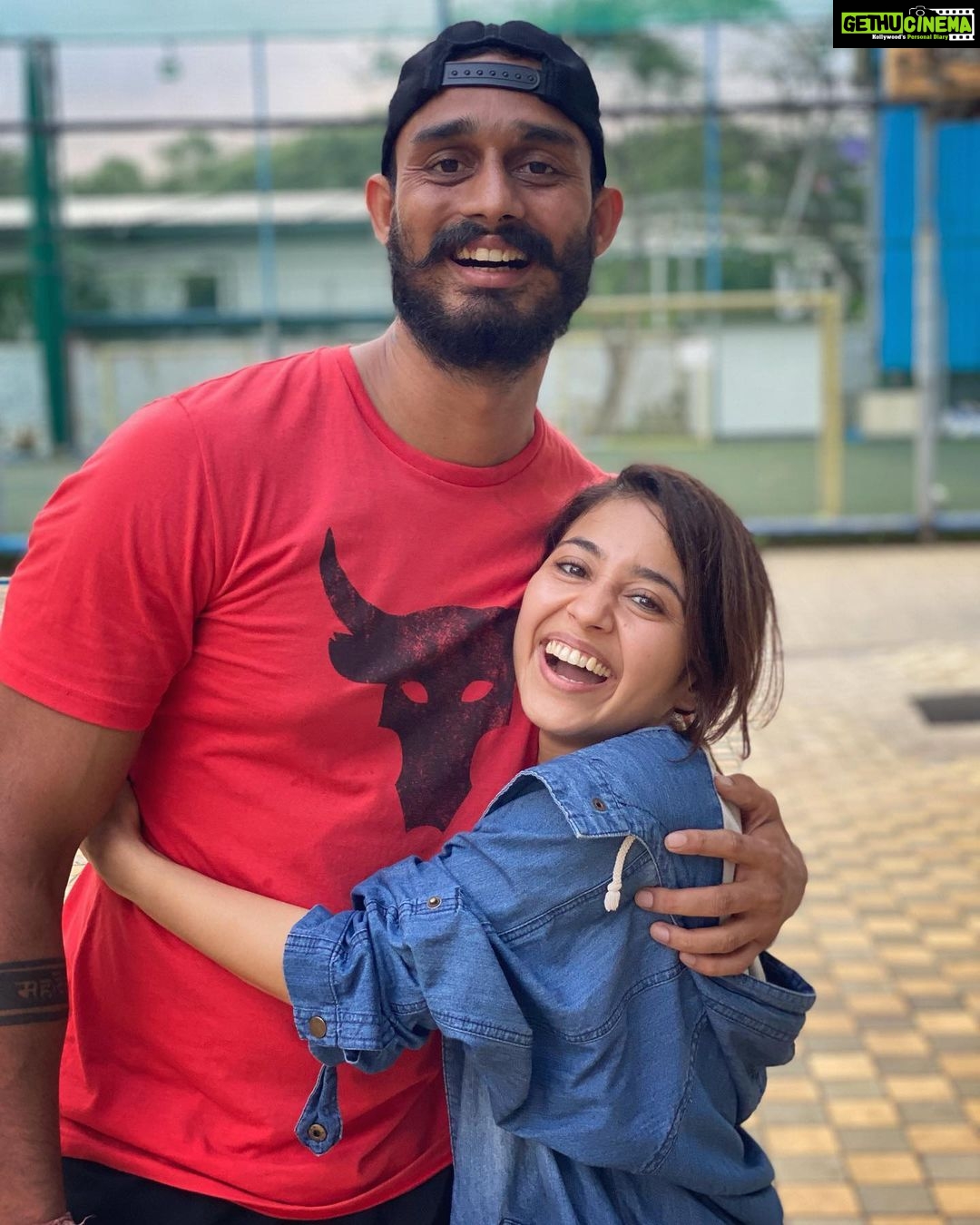 Shweta Tripathi Instagram - Pandeyji, aap sirf tan ki shakti nahi mann ki shakti bhi πͺπΌβ¨ kartey ho. Hamare bournvita ho aap aur complan bhi. Thank you for making me want to be the best and fittest version of myself π€ΈπΎββοΈπ§Ώ @tridevpandey π€πβ₯οΈ πΈ @_slowcheeta_ β¨