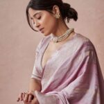 Shweta Tripathi Instagram - Shakarkandi✨ Wearing: @shantibanaras Jewellery: my mother in law’s Styled by @who_wore_what_when Beauty: @nisha.karna Mane: @akshataa.mani 📸 @thefirstclik Beauty assisted by @shreyasisinhaa #SustainableSundari