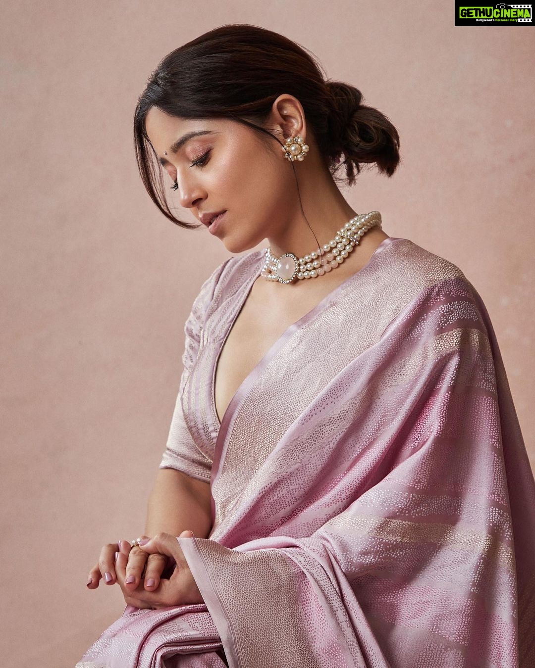 Shweta Tripathi Instagram - Shakarkandi✨ Wearing: @shantibanaras Jewellery: my mother in law’s Styled by @who_wore_what_when Beauty: @nisha.karna Mane: @akshataa.mani 📸 @thefirstclik Beauty assisted by @shreyasisinhaa #SustainableSundari