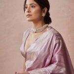 Shweta Tripathi Instagram - Shakarkandi✨ Wearing: @shantibanaras Jewellery: my mother in law’s Styled by @who_wore_what_when Beauty: @nisha.karna Mane: @akshataa.mani 📸 @thefirstclik Beauty assisted by @shreyasisinhaa #SustainableSundari