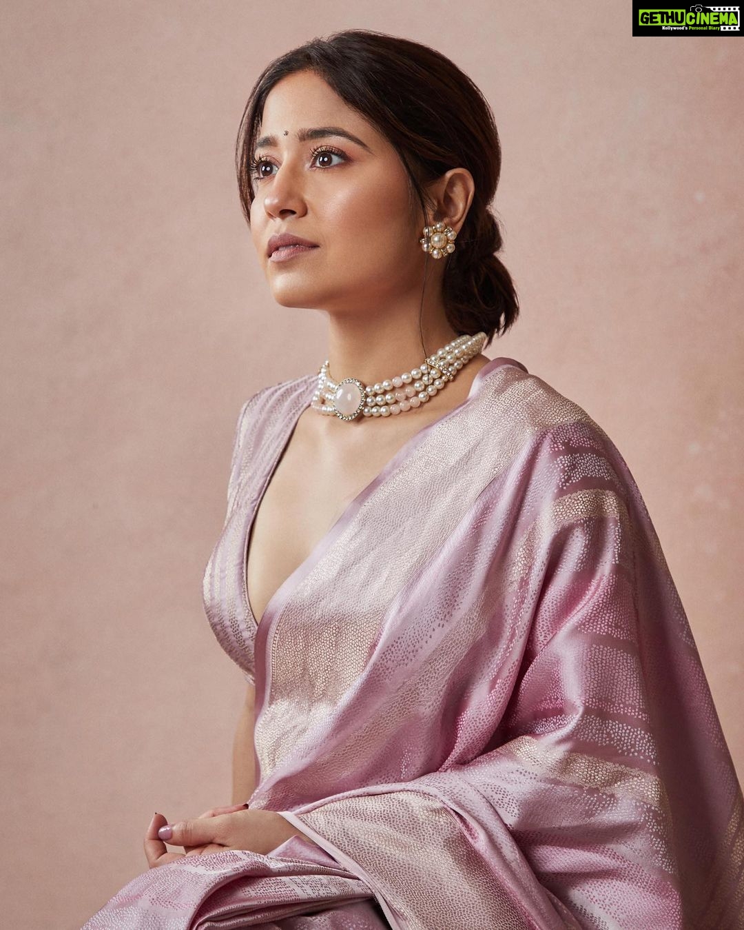 Shweta Tripathi Instagram - Shakarkandi✨ Wearing: @shantibanaras Jewellery: my mother in law’s Styled by @who_wore_what_when Beauty: @nisha.karna Mane: @akshataa.mani 📸 @thefirstclik Beauty assisted by @shreyasisinhaa #SustainableSundari