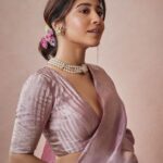 Shweta Tripathi Instagram - Shakarkandi✨ Wearing: @shantibanaras Jewellery: my mother in law’s Styled by @who_wore_what_when Beauty: @nisha.karna Mane: @akshataa.mani 📸 @thefirstclik Beauty assisted by @shreyasisinhaa #SustainableSundari