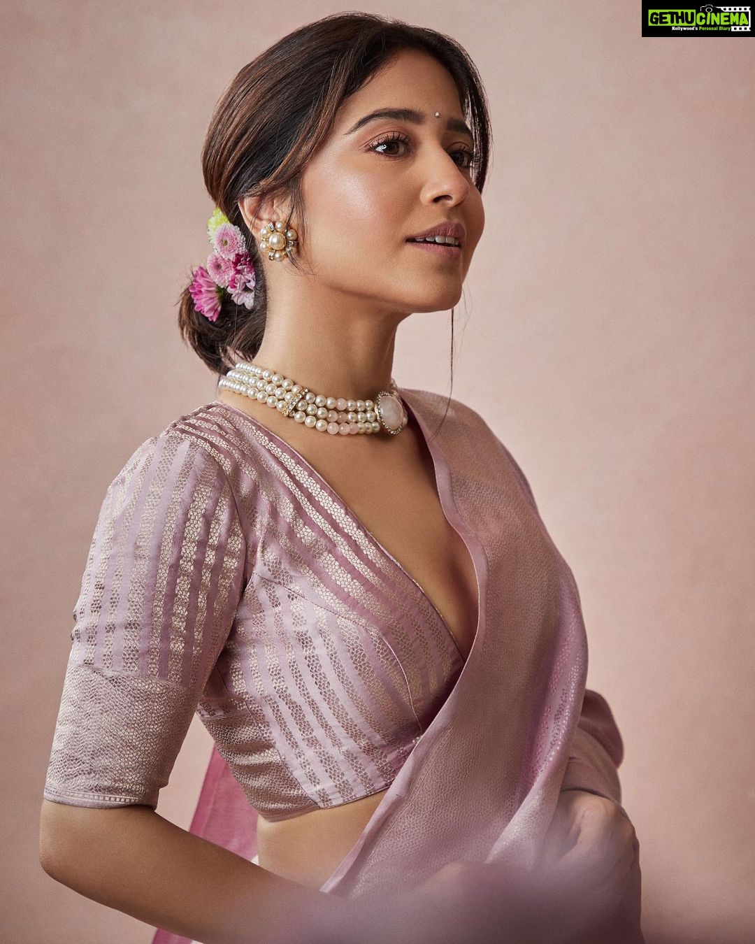 Shweta Tripathi Instagram - Shakarkandi✨ Wearing: @shantibanaras Jewellery: my mother in law’s Styled by @who_wore_what_when Beauty: @nisha.karna Mane: @akshataa.mani 📸 @thefirstclik Beauty assisted by @shreyasisinhaa #SustainableSundari