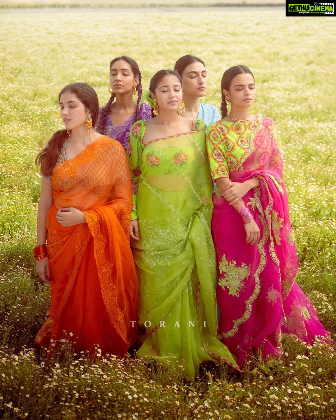 Shweta Tripathi Instagram - Making my flower field dreams come true @karantorani π Sundariβ¨ U N V E I L I N G ππ‘π¨π¨π₯ππ² β’ ΰ€ΰ₯ΰ€²ΰ₯ β’ ΰ¨ΰ©ΰ¨²ΰ© Swinging through a lifetime For @toraniofficial Story, concept & direction @karantorani Image courtesy @vanshvirmani Styling and image design @jahnvibansal Assistant director @asmipradeep Hair and make up @diva_rose21