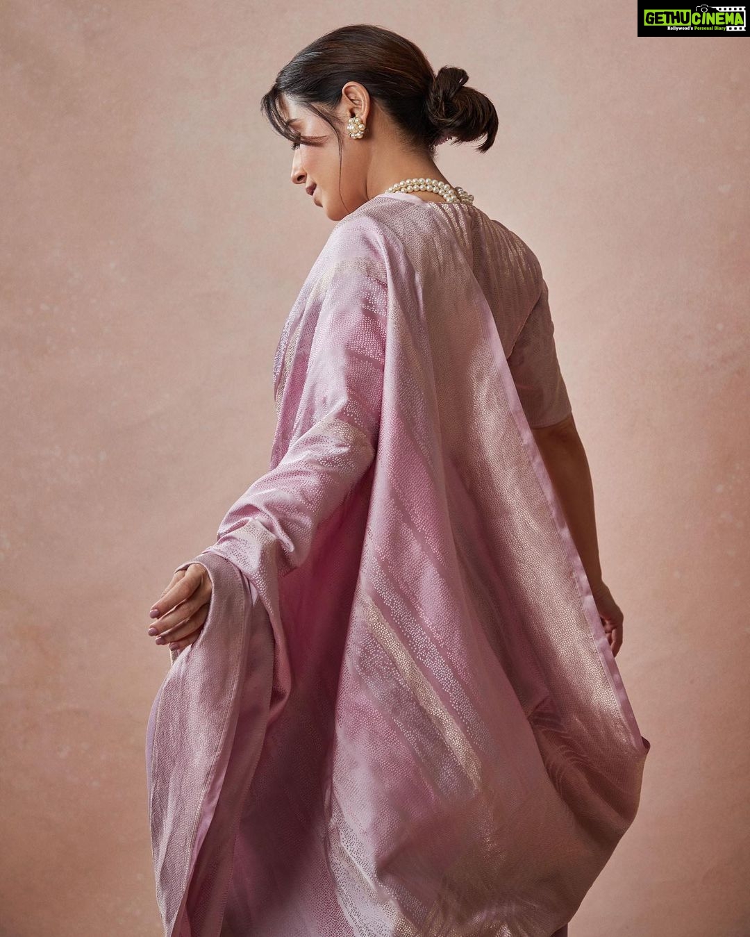 Shweta Tripathi Instagram - Shakarkandi✨ Wearing: @shantibanaras Jewellery: my mother in law’s Styled by @who_wore_what_when Beauty: @nisha.karna Mane: @akshataa.mani 📸 @thefirstclik Beauty assisted by @shreyasisinhaa #SustainableSundari