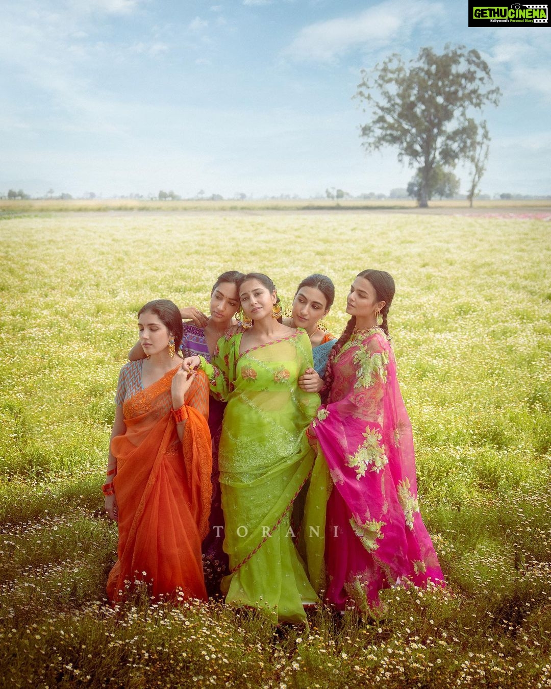 Shweta Tripathi Instagram - Making my flower field dreams come true @karantorani π Sundariβ¨ U N V E I L I N G ππ‘π¨π¨π₯ππ² β’ ΰ€ΰ₯ΰ€²ΰ₯ β’ ΰ¨ΰ©ΰ¨²ΰ© Swinging through a lifetime For @toraniofficial Story, concept & direction @karantorani Image courtesy @vanshvirmani Styling and image design @jahnvibansal Assistant director @asmipradeep Hair and make up @diva_rose21