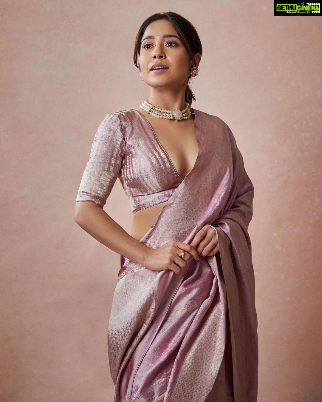 Shweta Tripathi Instagram - Shakarkandi✨ Wearing: @shantibanaras Jewellery: my mother in law’s Styled by @who_wore_what_when Beauty: @nisha.karna Mane: @akshataa.mani 📸 @thefirstclik Beauty assisted by @shreyasisinhaa #SustainableSundari